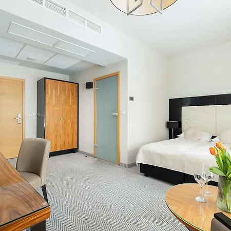 Unique With Air Conditioning Sauna And Swimming Pool By Renters Apartment *